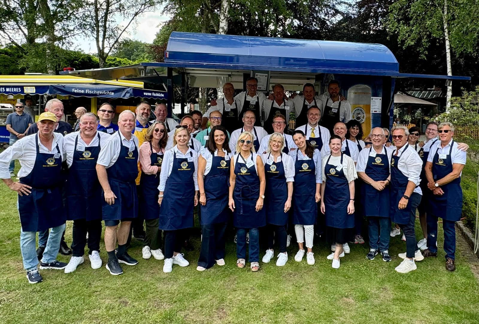 Mitglieder des Lions Club Großhansdorf beim Matjesfest