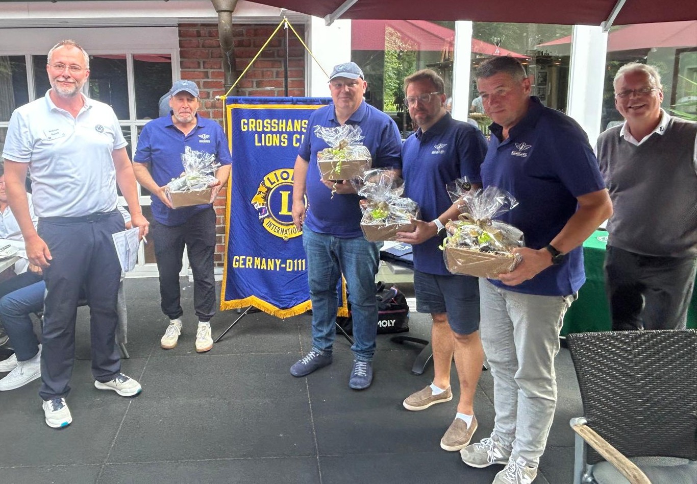 Die Sieger des Lions Golf Cup 2025 mit ihren Präsenten