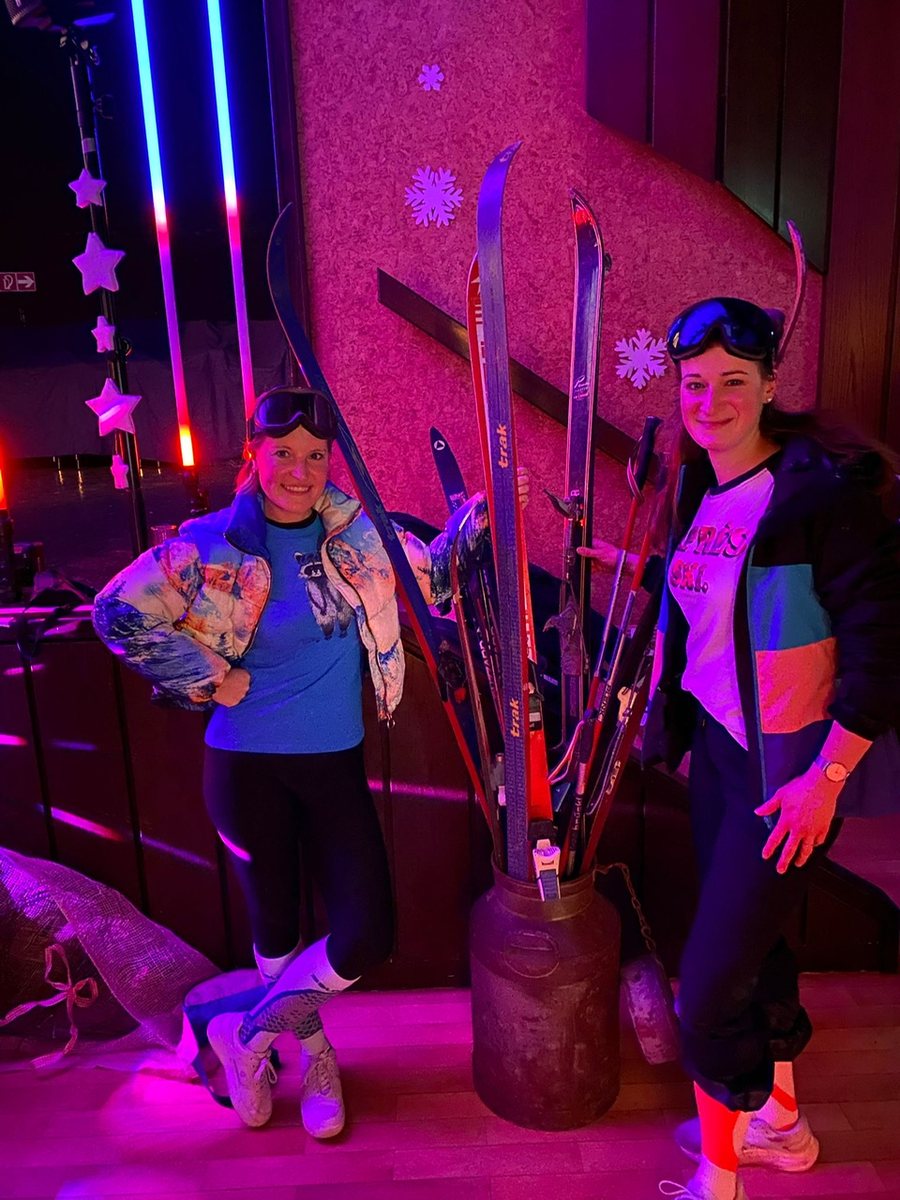 Zwei Gäste in Après-Ski-Kleidung beim Hüttenzauber