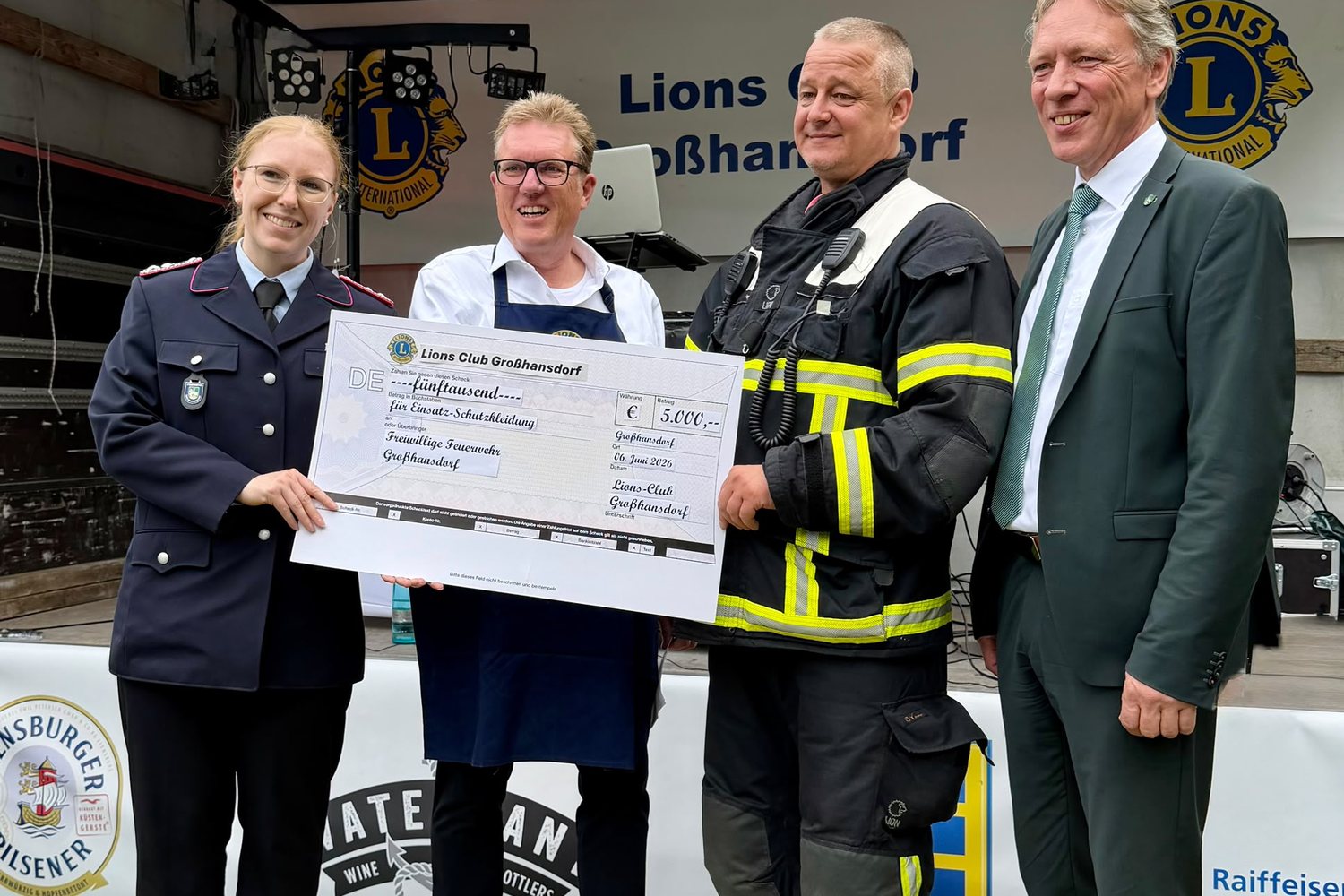 Übergabe eines Spendenschecks über 5.000 Euro an die Freiwillige Feuerwehr Großhansdorf