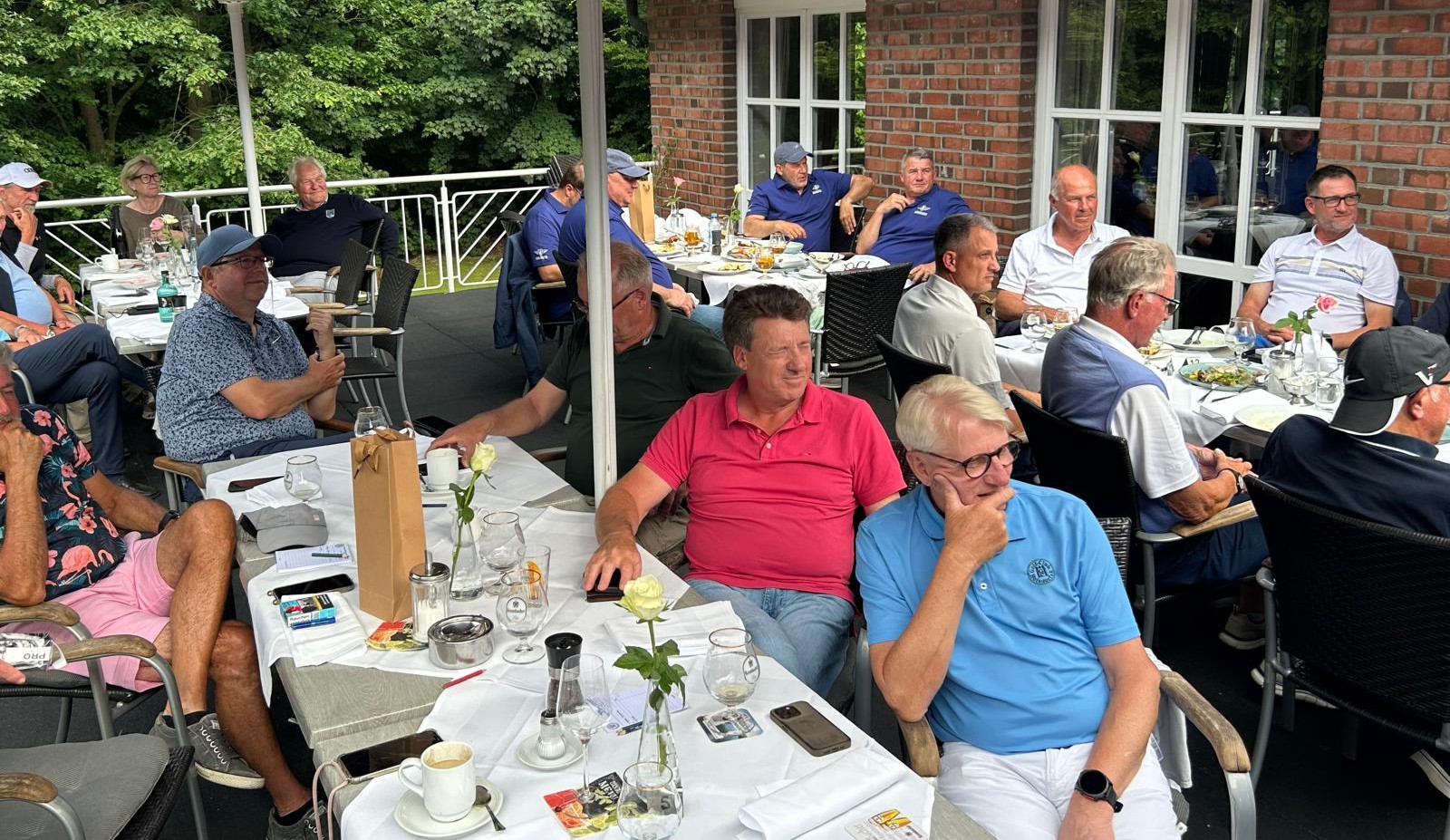 Gäste des Lions Golf Cup 2025 bei der Siegerehrung auf der Clubterrasse