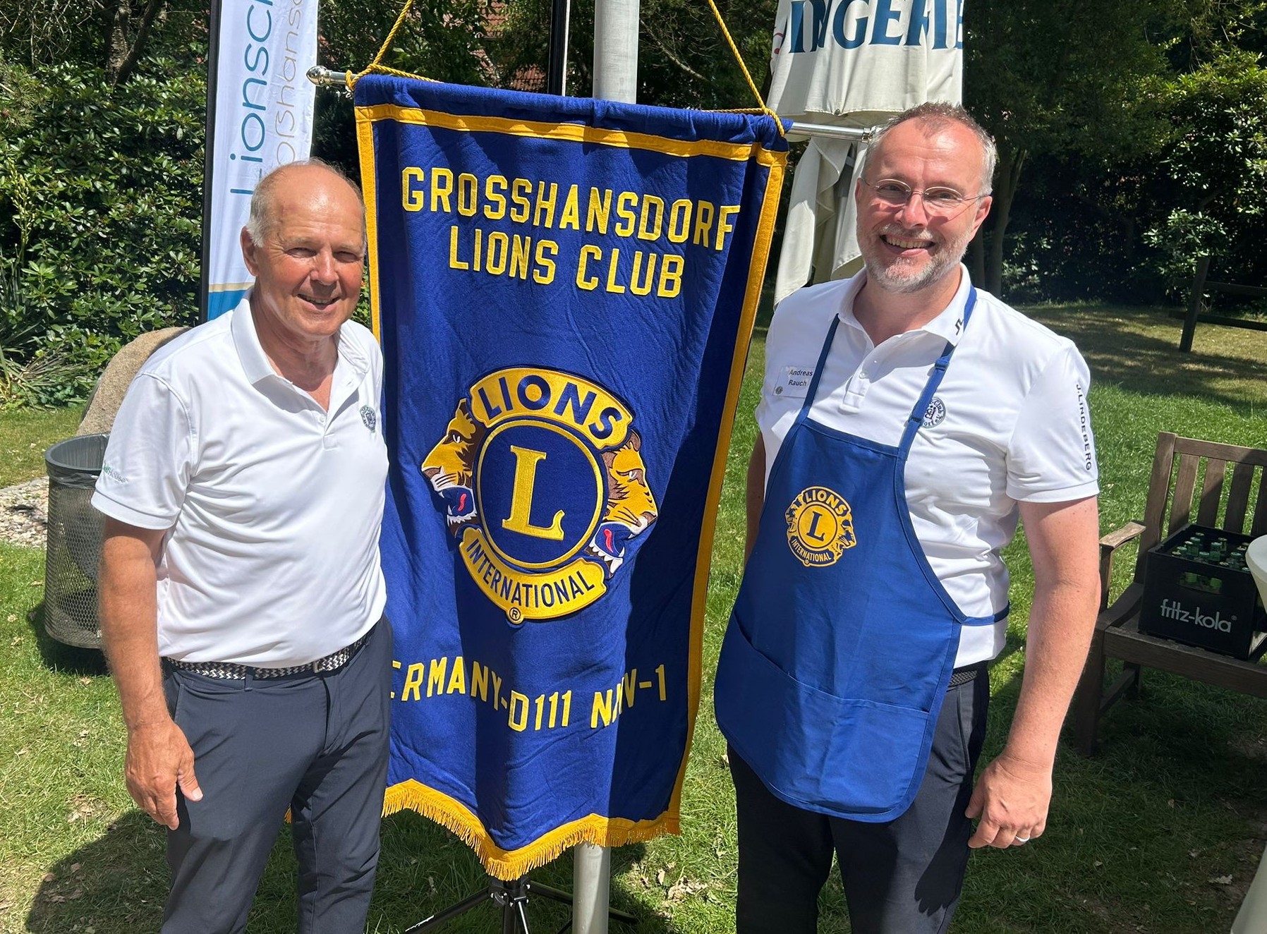 Zwei Mitglieder des Lions Club Großhansdorf mit der Clubfahne beim Golf Cup 2025
