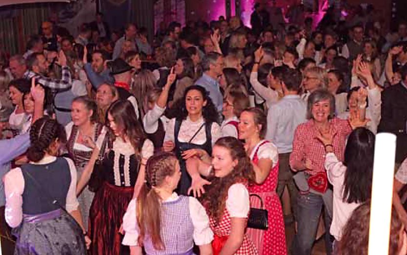 Volle Tanzfläche beim 15. Hüttenzauber im Waldreitersaal