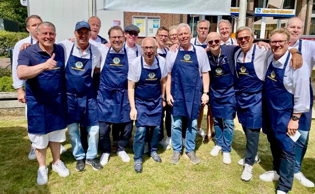 Mitglieder des Lions Club Großhansdorf in Schürzen beim Matjesfest